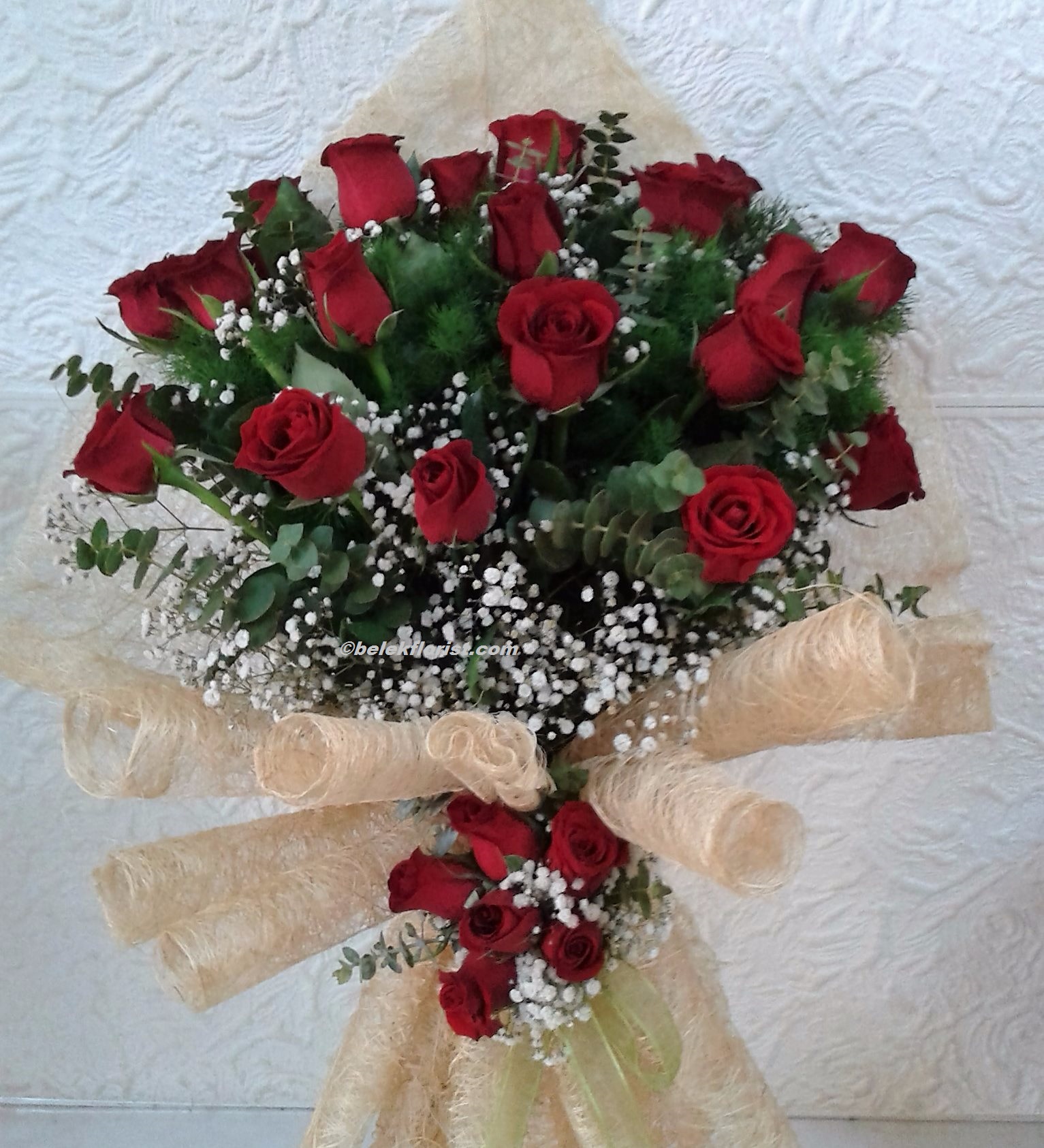 Букет красных роз зимой
