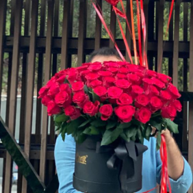  Belek Blumenlieferung 51 rote Rosen und 9 Herz-Folienballons