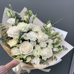  Belek Florist Weißer Rosen-Spray-Rosen-Lisyantus-Blumenstrauß