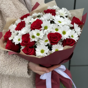  Belek Blumenlieferung Gänseblümchen- und Rosenstrauß