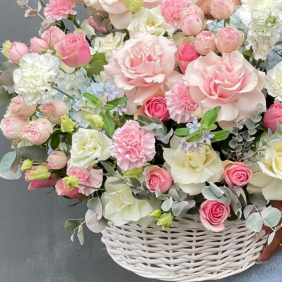  Belek Blumenlieferung Stilvolles Pastell-Arrangement im Korb