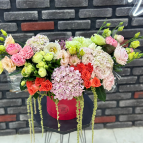  Belek Blumenlieferung Liegendes stilvolles Arrangement Rose Lisianthus Hydrangea Pion Rose