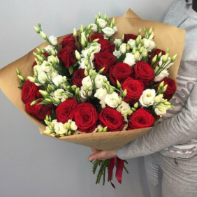 Belek Florist Strauß aus 19 roten Rosen und 15 Zweigen weißer Lisyanthus