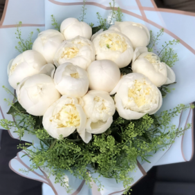 Belek Florist Strauß aus 15 weißen Pfingstrosen