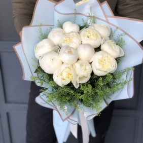 Belek Florist Strauß aus 15 weißen Pfingstrosen