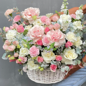  Belek Blumenlieferung Stilvolles Pastell-Arrangement im Korb