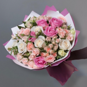  Belek Florist Spray Rose und importierte Rose Eleganter Rosenstrauß