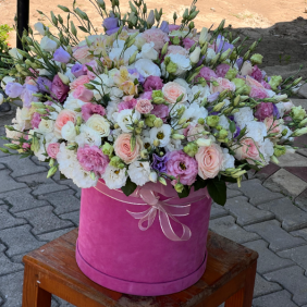  Доставка цветов в Белек  Большая коробчатая композиция из роз и лизиантусов XXL