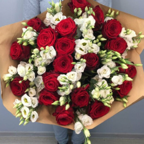 Belek Florist Strauß aus 19 roten Rosen und 15 Zweigen weißer Lisyanthus