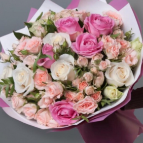  Belek Florist Spray Rose und importierte Rose Eleganter Rosenstrauß