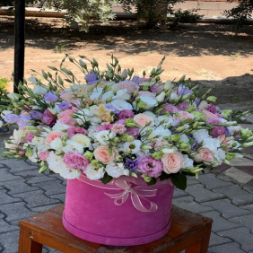  Доставка цветов в Белек  Большая коробчатая композиция из роз и лизиантусов XXL